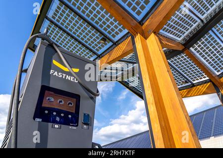 E-Tankstelle auf dem Gelände der ehemaligen Lohberg-Grube in Dinslaken, 4 300-kW-Schnellladesäulen, vom Anbieter Fastned, der Ladestrom Stockfoto