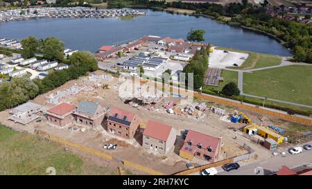 Aus der Vogelperspektive von einer Drohne aus sehen Sie wunderschöne neue Qualitätshäuser, die auf einem neuen Wohngebiet gebaut werden. Stockfoto