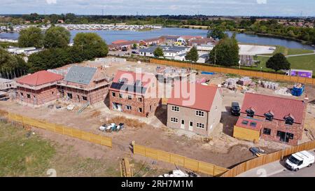 Luftdrohnenaufnahme wunderschöner, hochwertiger neuer Häuser, die auf einem neuen Wohngebiet gebaut werden. Stockfoto