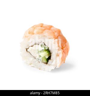 Sushi-Brötchen mit Garnelen, Gurke und Frischkäse aus nächster Nähe, isoliert auf weißem Hintergrund. Stockfoto