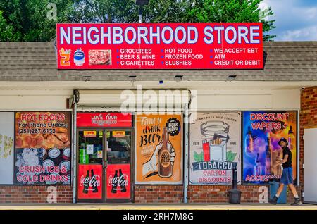 Der Nachbarschaftsladen ist am 12. August 2023 in Chickasaw, Alabama, abgebildet. Im 24-Stunden-Geschäft werden Lebensmittel sowie warme und kalte Speisen angeboten. Stockfoto