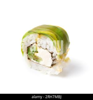 Sushi-Brötchen mit Frischkäse, Gurke und Avocado, isoliert auf weißem Hintergrund Stockfoto