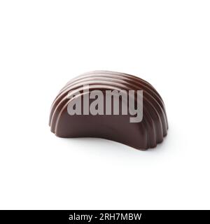 Schokoladenbonbons auf weißer, isolierter Nahaufnahme. Schokoladenpraline, Süßigkeiten. Stockfoto