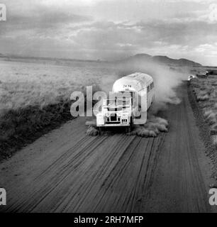 Airstream Trailer wird auf einer staubigen Straße in der Nähe von Wajir, Kenia, in Afrika abgezogen Stockfoto