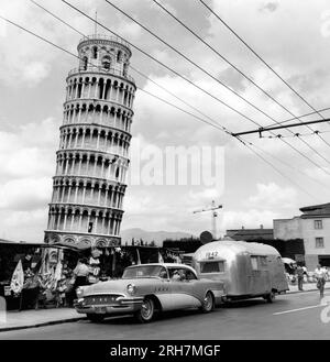 Buick zieht einen Airstream-Anhänger in Pisa, Italien, als Teil eines Wally Byam 1956 europäischen Wohnwagens. Stockfoto