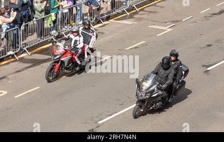 Zwei Motorräder für das Straßenrennen der UCI World Championships 2023 auf der Byres Road in Glasgow, Schottland. Stockfoto