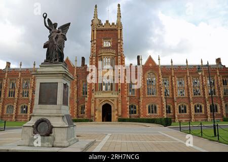 Kriegsdenkmal an der Queens University in Belfast Stockfoto