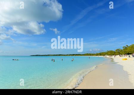 Half Moon Beach am Half Moon Cay. Diese Insel wird auch Little San Salvador Island genannt und liegt auf den Bahamas. Stockfoto