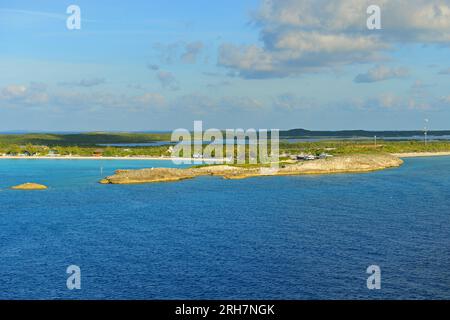 Half Moon Cay aus der Vogelperspektive. Diese Insel wird auch Little San Salvador Island genannt und liegt auf den Bahamas. Stockfoto