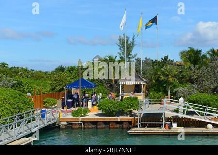 Pirates Cove Dock auf Half Moon Cay, Little San Salvador Island, den Bahamas. Half Moon Cay ist eine Privatinsel der Holland America Line in der Ba Stockfoto