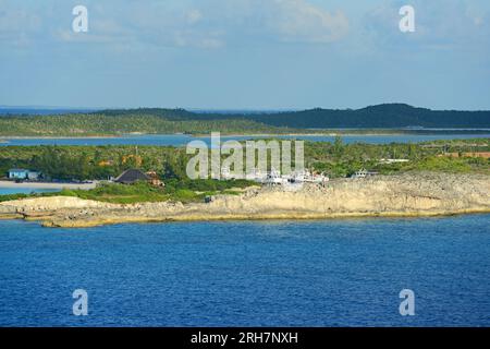 Half Moon Cay aus der Vogelperspektive. Diese Insel wird auch Little San Salvador Island genannt und liegt auf den Bahamas. Stockfoto