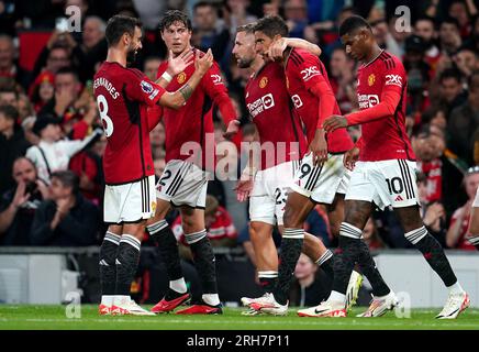 Raphael Varane (zweite rechts) von Manchester United feiert das erste Tor seiner Mannschaft im Spiel mit Bruno Fernandes, Victor Lindelof, Luke Shaw und Marcus Rashford (rechts) während des Premier League-Spiels in Old Trafford, Manchester. Foto: Montag, 14. August 2023. Stockfoto