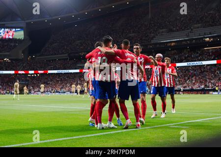 Madrid, Spanien. 14. Aug. 2023. MADRID, SPANIEN - AUGUST 14: Mehrere Spieler von Atletico de Madrid feiern ein Tor von Atletico de Madrid während des LaLiga EA Sports 2023/24-Spiels zwischen Atletico de Madrid und Granada im Civitas Metropolitano Stadion in Madrid am 14. AUGUST 2023. ( Kredit: Guillermo Martinez/Alamy Live News Stockfoto