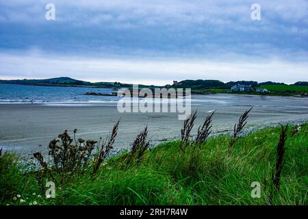 Die Mourne Coastal Route in County Down, Nordirland, die Straße nach Portaferry mit der irischen Küste und Strangford Lough in der Ferne. Stockfoto