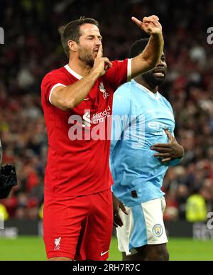 Die Kommentatoren von Sky Sports und der ehemalige Liverpool-Spieler Jamie Redknapp unterhalten die Menge mit einer Elfmeterschießen gegen Micah Richards zur Halbzeit während des Premier League-Spiels in Old Trafford, Manchester. Foto: Montag, 14. August 2023. Stockfoto