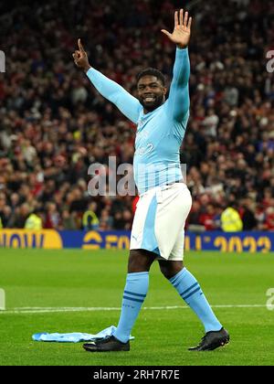 Sky Sports Kommentator und ehemaliger Manchester City-Spieler Micah Richards unterhalten die Menge mit einem Elfmeterschießen in der Halbzeit gegen Jamie Redknapp während des Premier League-Spiels in Old Trafford, Manchester. Foto: Montag, 14. August 2023. Stockfoto