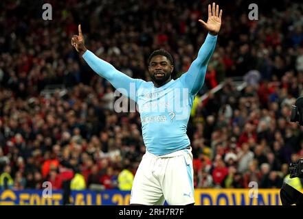 Sky Sports Kommentator und ehemaliger Manchester City-Spieler Micah Richards unterhalten die Menge mit einem Elfmeterschießen in der Halbzeit gegen Jamie Redknapp während des Premier League-Spiels in Old Trafford, Manchester. Foto: Montag, 14. August 2023. Stockfoto