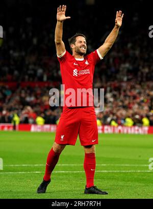 Sky Sports Kommentator und ehemaliger Liverpool-Spieler Jamie Redknapp unterhält die Menge mit einem Elfmeterschießen gegen Micah Richards zur Halbzeit während des Premier League-Spiels in Old Trafford, Manchester. Foto: Montag, 14. August 2023. Stockfoto