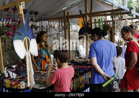 Brasilianische einheimische Handwerkskunst. Touristen kaufen Souvenirladen für indigene ethnische Gruppen - Rio de Janeiro, Brasilien 08.12.2023 Stockfoto