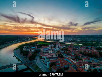 Kaunas Altstadt, Litauen. Luftaufnahme eines farbenfrohen Sommeruntergangs über der Stadt und dem Zusammenfluss von Nemunas und Neris Stockfoto