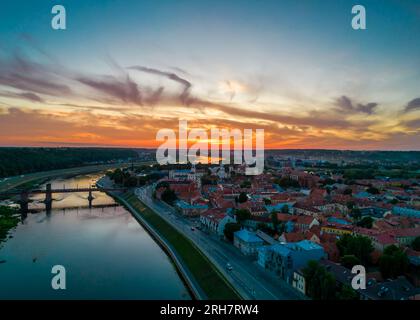 Kaunas Altstadt, Litauen. Luftaufnahme eines farbenfrohen Sommeruntergangs über der Stadt und dem Zusammenfluss von Nemunas und Neris Stockfoto