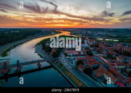 Kaunas Altstadt, Litauen. Luftaufnahme eines farbenfrohen Sommeruntergangs über der Stadt und große Inschrift Litauen mit Basketball am Ufer Stockfoto