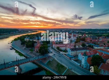 Kaunas Altstadt, Litauen. Luftaufnahme eines farbenfrohen Sommeruntergangs über der Stadt und dem Zusammenfluss von Nemunas und Neris Stockfoto