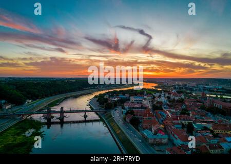 Kaunas Altstadt, Litauen. Luftaufnahme eines farbenfrohen Sommeruntergangs über der Stadt und große Inschrift Litauen mit Basketball am Ufer Stockfoto