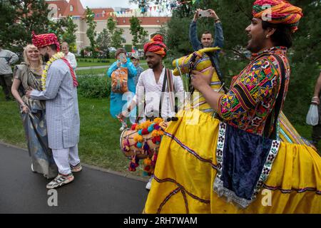 Moskau, Russland. 13. August 2023 Ein indischer Mann tanzt klassischen traditionellen Rajasthani Kachi Ghodi Tanz (Pferdetanz) als Teil der traditionellen Hochzeitszeremonie während des 8. India Day Festivals im Ostrov Mechty (Trauminsel) Park in Moskau, Russland Stockfoto