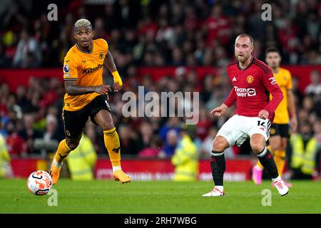 Christian Eriksen von Manchester United (rechts) und Mario Lemina von Wolverhampton Wanderers kämpfen während des Premier League-Spiels in Old Trafford, Manchester, um den Ball. Foto: Montag, 14. August 2023. Stockfoto