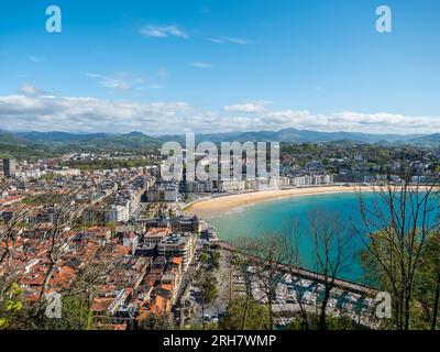 Blick über den Strand von Donostia-San Sebastián in Spanien. Sonniger Tag im concha. Stockfoto