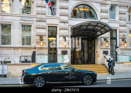 Vor dem Corinthia Hotel London im Zentrum von London, England, steht eine elektrische BMW i7 Limousine. Stockfoto
