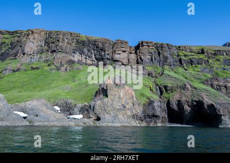 Westgrönland, Insel Disko, Qeqertarsuaq. Malerische Ausblicke entlang der Kuannit Coast, vulkanische Basaltfelsformationen. Stockfoto