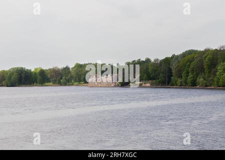 Blick auf die Ruinen der Burg Koknese über den Fluss Daugava in Lettland. Stockfoto