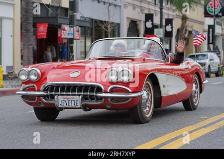 Die klassische Chevrolet Corvette fährt Silvester auf dem Colorado Boulevard. Stockfoto