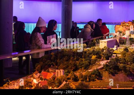 Toronto, ON, Kanada - 4. Juni 2023: Besucher sehen die Ausstellung in der Miniaturattraktion berühmter kanadischer Plätze in der Little Petite Canada-Ausstellung Stockfoto