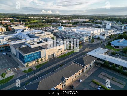 Luftaufnahme des Stadtzentrums von Livingston und des Einkaufszentrums Almondvale, Livingston West Lothian, Schottland. Stockfoto