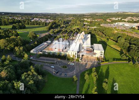 Luftaufnahme des Livingston Civic Center und Livingston High Court im Stadtzentrum von Livingston, West Lothian, Schottland. Stockfoto