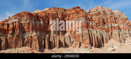 Red Cliffs im Red Rock Canyon State Park in Kern County, Kalifornien, USA, in der Nähe der Südspitze der Sierra Nevada. Stark erodierte Hanglage. Stockfoto