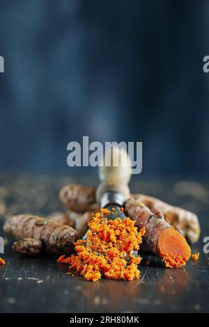 Frisch gemahlene Kurkumwurzel mit Curcumin, einer entzündungshemmenden und antioxidativen Substanz. Selektiver Fokus mit unscharfem Hintergrund. Stockfoto