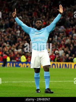 Der Kommentator von Sky Sports und ehemalige Manchester City-Spieler Micah Richards feiert seine Feier, während er ein Hemd trägt, auf dem „Warum immer Meeks? Nach einem Elfmeterschießen in der Halbzeit gegen Jamie Redknapp während des Premier League-Spiels in Old Trafford, Manchester. Foto: Montag, 14. August 2023. Stockfoto