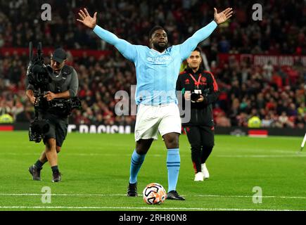 Sky Sports Kommentator und ehemaliger Manchester City-Spieler Micah Richards unterhält die Menge mit einem Elfmeterschießen gegen Jamie Redknapp während des Premier League-Spiels in Old Trafford, Manchester. Foto: Montag, 14. August 2023. Stockfoto