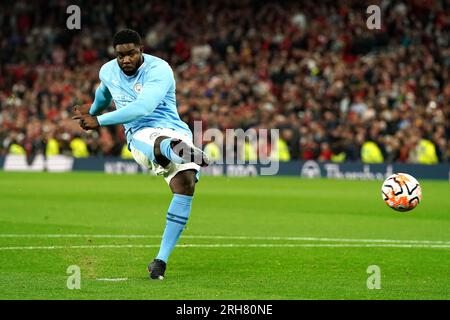 Sky Sports Kommentator und ehemaliger Manchester City-Spieler Micah Richards unterhält die Menge mit einem Elfmeterschießen gegen Jamie Redknapp während des Premier League-Spiels in Old Trafford, Manchester. Foto: Montag, 14. August 2023. Stockfoto