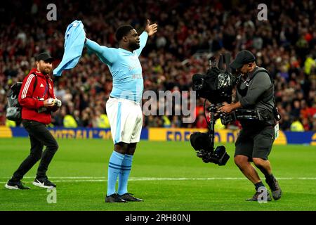Der Kommentator von Sky Sports und ehemalige Manchester City-Spieler Micah Richards feiert seine Feier, während er ein Hemd trägt, auf dem „Warum immer Meeks? Nach einem Elfmeterschießen in der Halbzeit gegen Jamie Redknapp während des Premier League-Spiels in Old Trafford, Manchester. Foto: Montag, 14. August 2023. Stockfoto