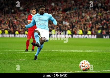 Sky Sports Kommentator und ehemaliger Manchester City Spieler Micah Richards trägt ein Shirt mit der Aufschrift „Warum immer Meeks? Nach einem Elfmeterschießen in der Halbzeit gegen Jamie Redknapp während des Premier League-Spiels in Old Trafford, Manchester. Foto: Montag, 14. August 2023. Stockfoto