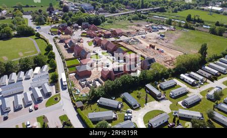 Drohnenansicht aus der Luft eines großen Anwesens mit neu gebauten, hochwertigen Häusern, die gebaut werden. Stockfoto