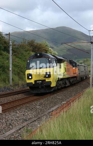 Colas Rail Freight Class 70 Diesel-elektrische Lok, 70817, Schleppzug auf der West Coast Main Line in Lowgill in Cumbria, 11. August 2023. Stockfoto