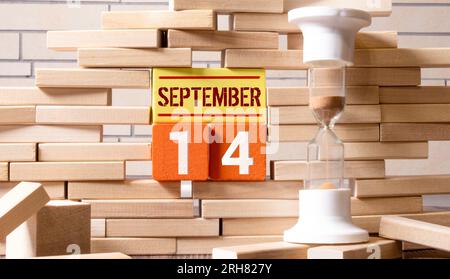 September 14 Kalender-Datumstext auf Holzblöcken mit Platz für Ideen oder Text. Konzept zum Kopieren von Bereichen und Kalendern. Stockfoto