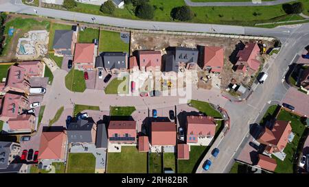 Draufsicht der Drohne über den Bau eines neuen Gebäudes im Gange. Stockfoto