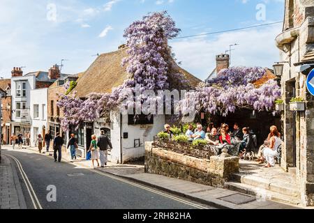 Außenansicht des Wisteria-überdachten Kupferkessels und des Old Bell Pub, der Mint, Rye, einer englischen Stadt nahe der Küste in East Sussex Stockfoto